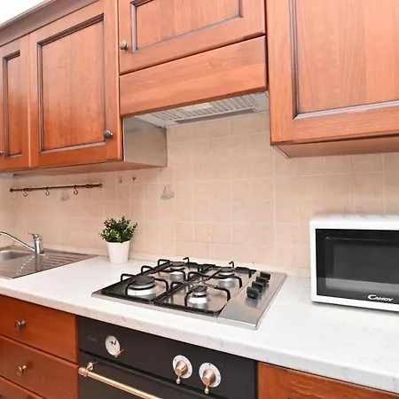 Izzhome Coloniale * Пула